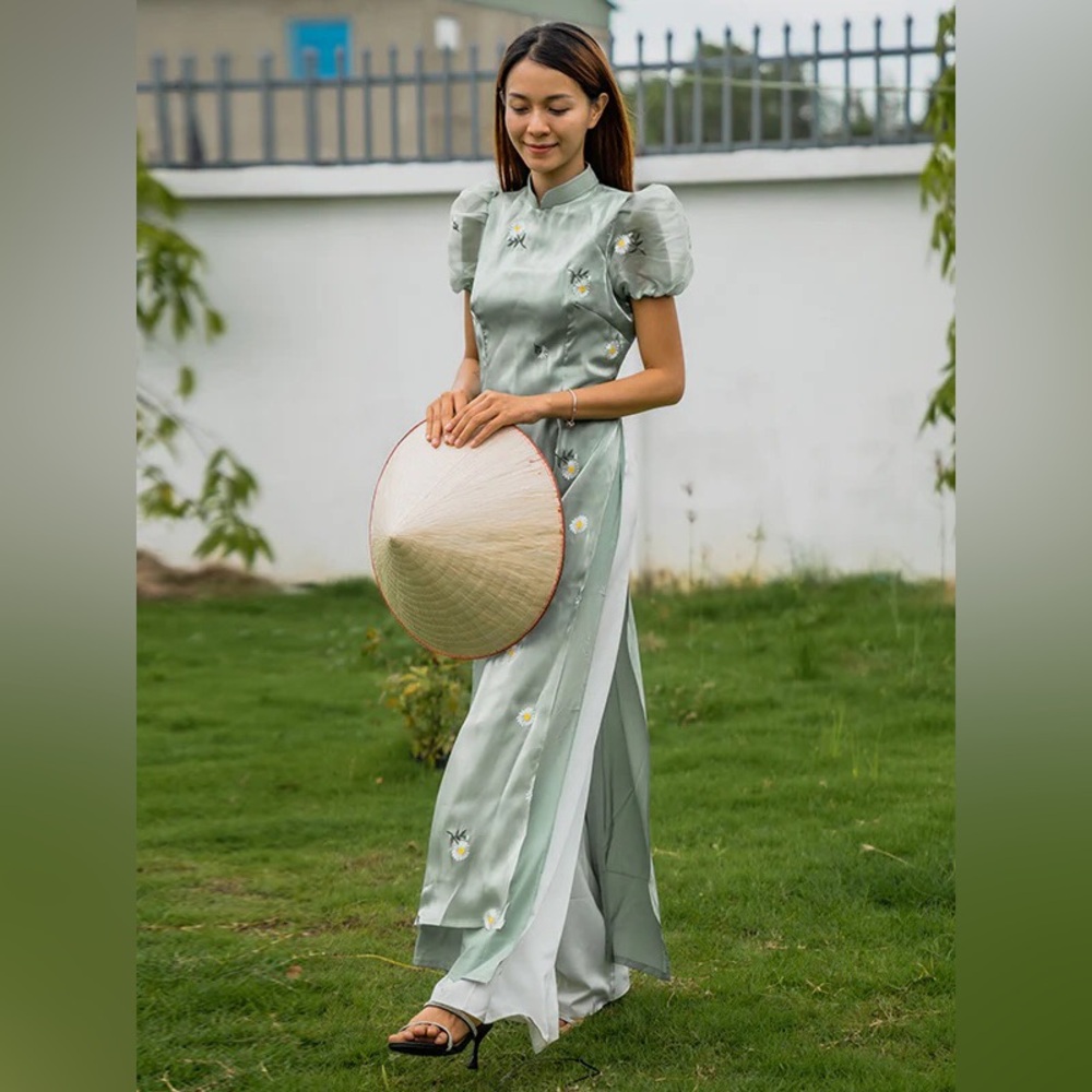 Modern Vietnamese Puff Sleeve Áo Dài